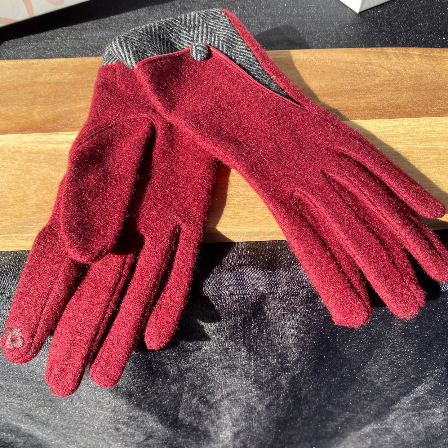 Two-Toned Gloves - Deep Red